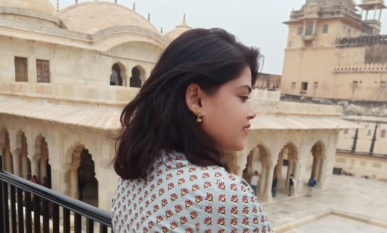 girl standing at amber fort Jaipur